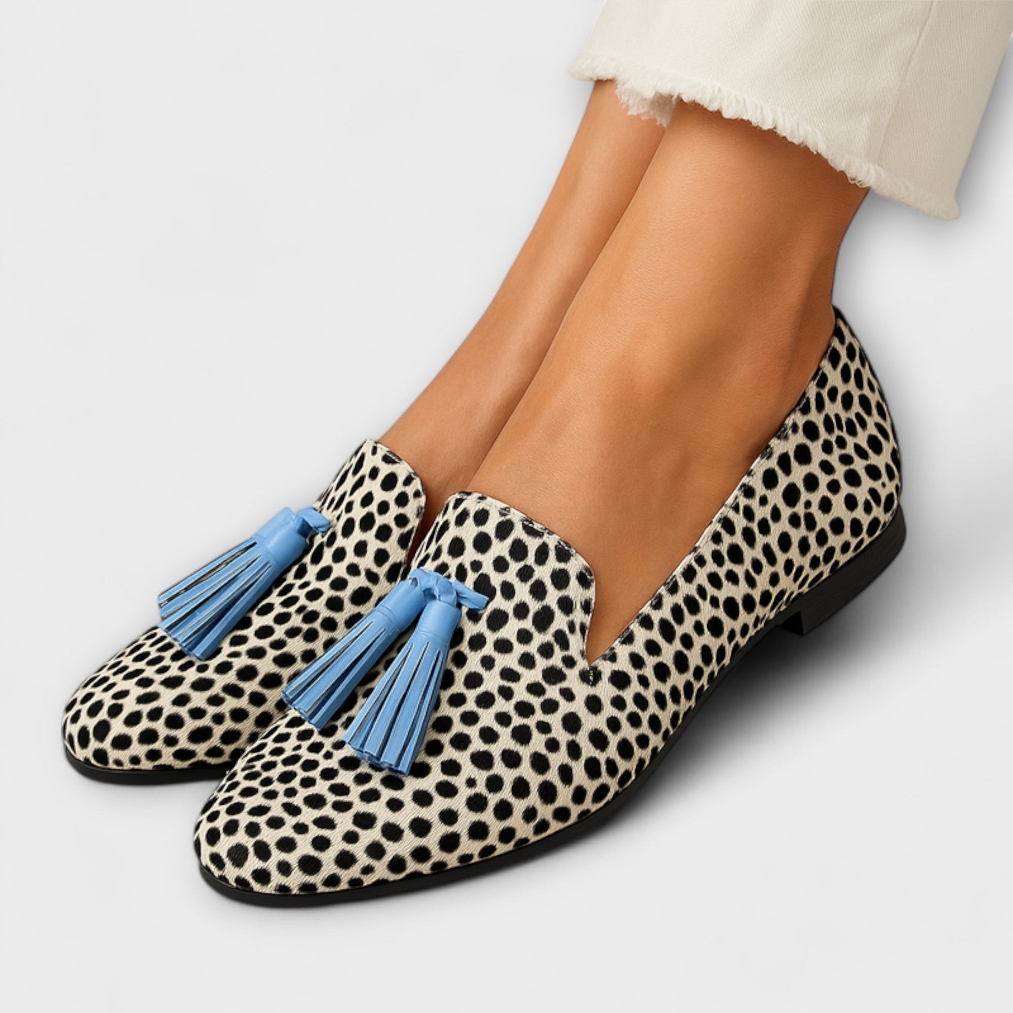 Scopri Mira: Pantofole Eleganti con Perline per Comfort e Stile