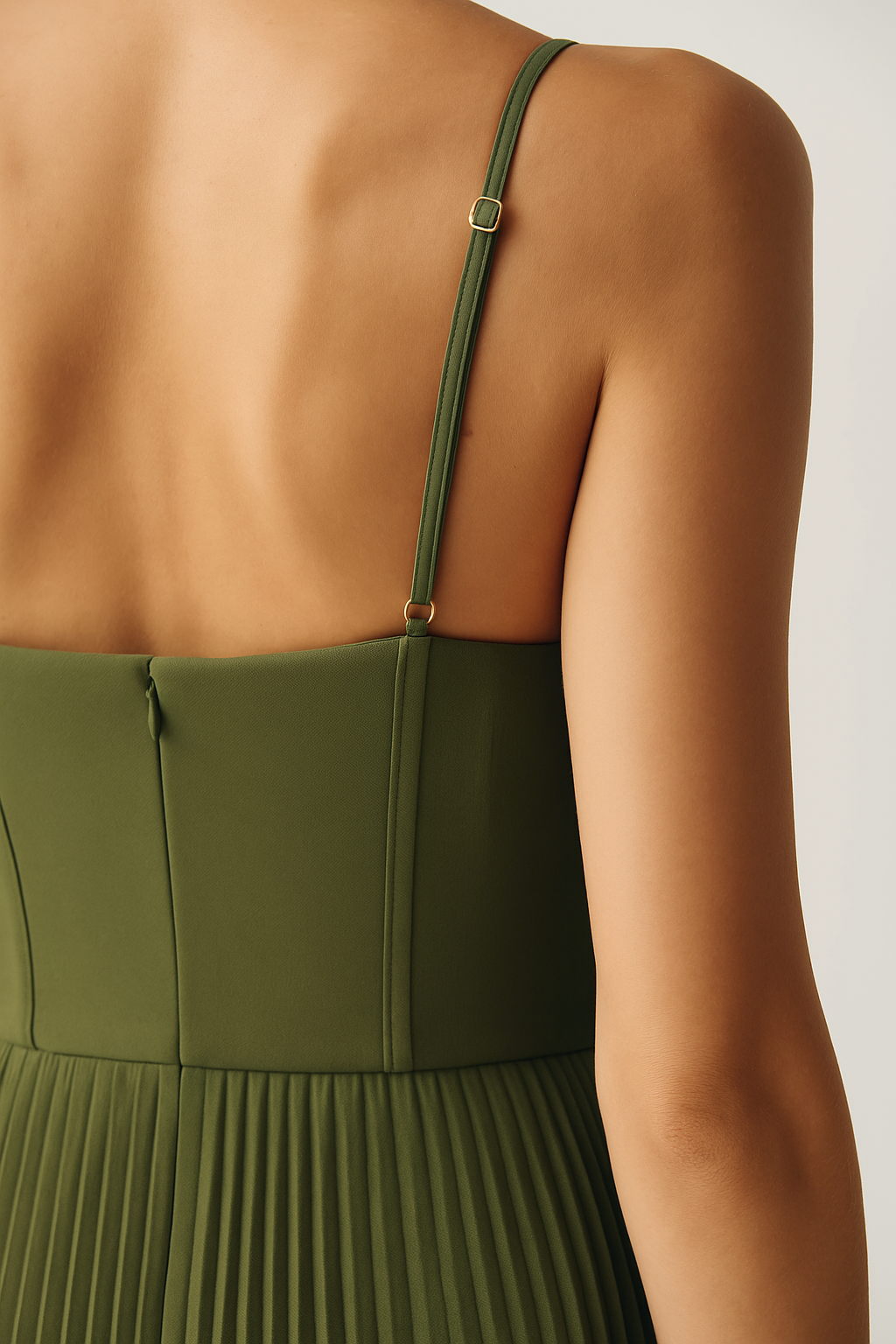Olivia – Eleganza Moderna: Abito con Schiena Scoperta per un Look Indimenticabile