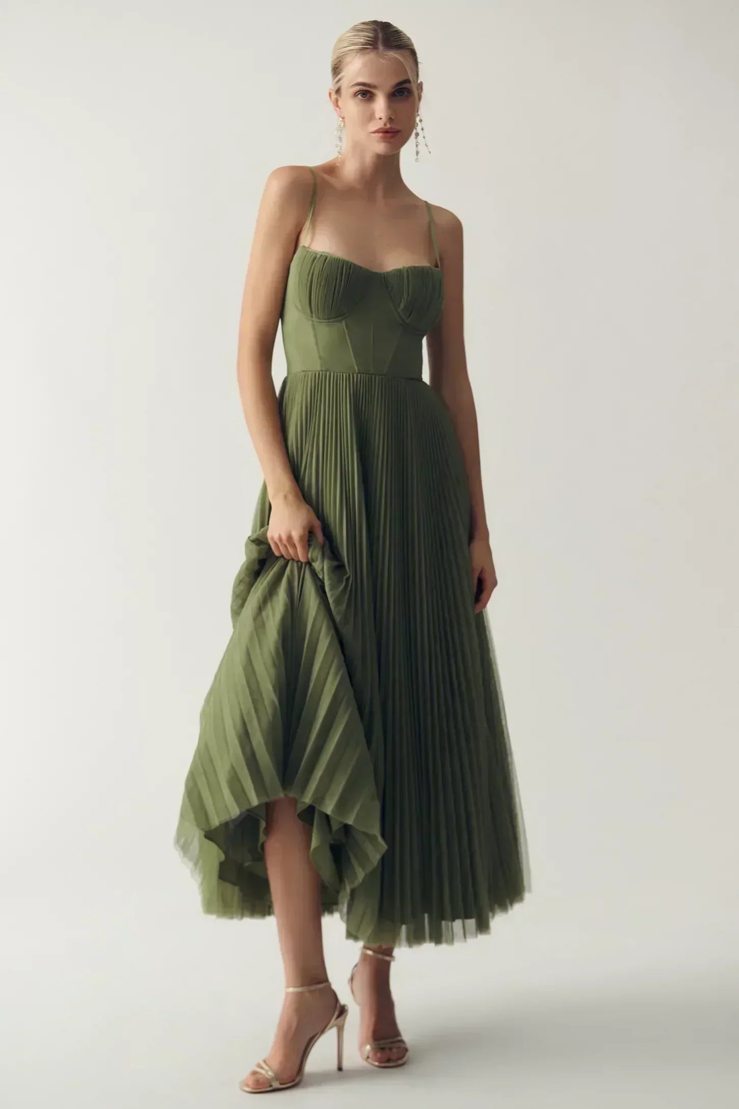Olivia – Eleganza Moderna: Abito con Schiena Scoperta per un Look Indimenticabile
